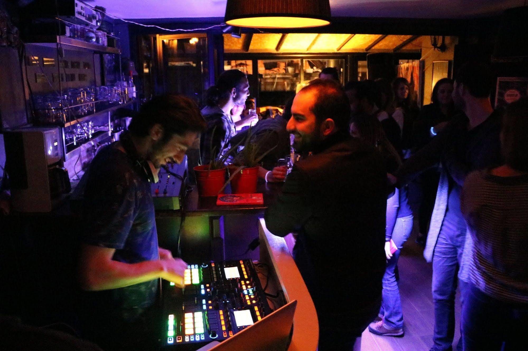 Hush Hostel Moda Istanbul Exteriör bild